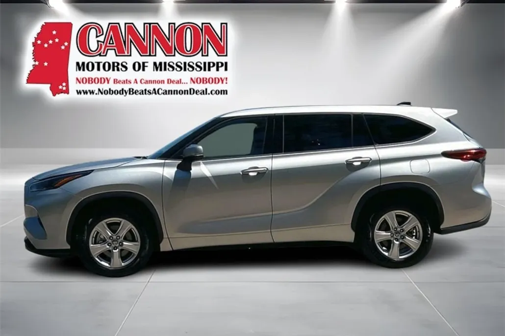 2022 Toyota Highlander LE photo 1
