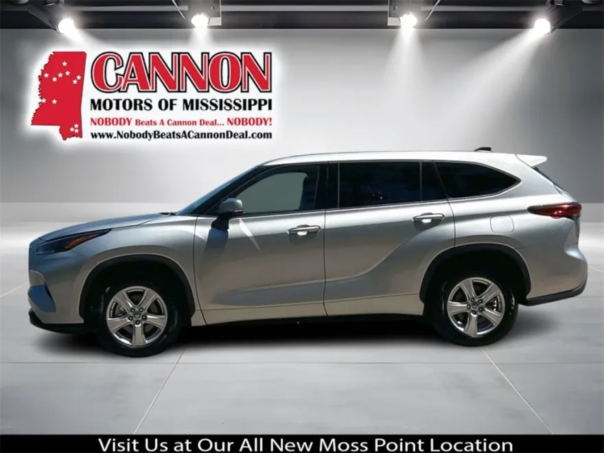 2022 Toyota Highlander LE photo 1