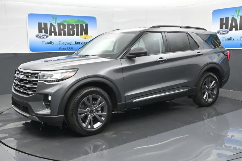 2025 Ford Explorer photo 1