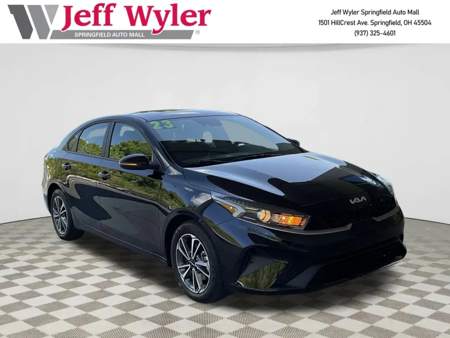 2023 Kia Forte LXS photo 1