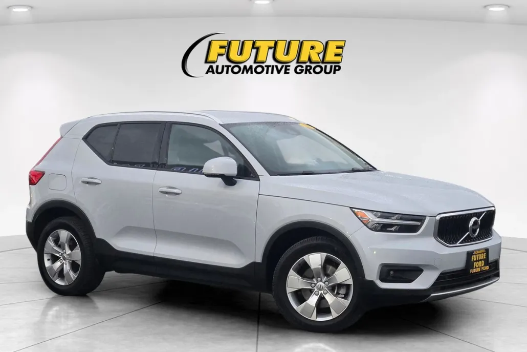 2021 Volvo XC40 Momentum AWD photo 1