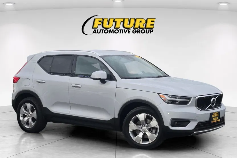 2021 Volvo XC40 Momentum AWD photo 1
