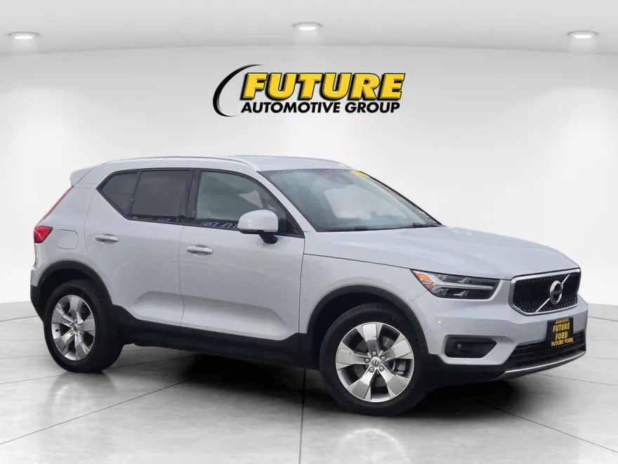 2021 Volvo XC40 Momentum AWD photo 1