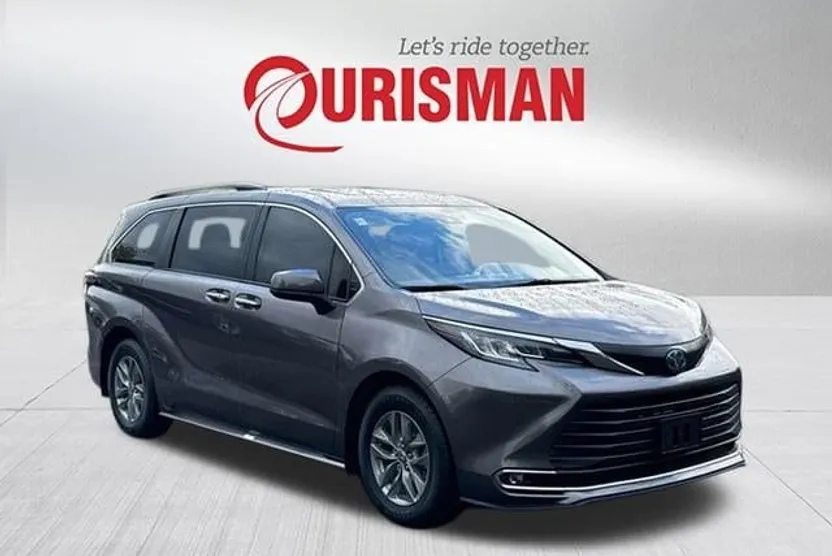 2022 Toyota Sienna XLE photo 1