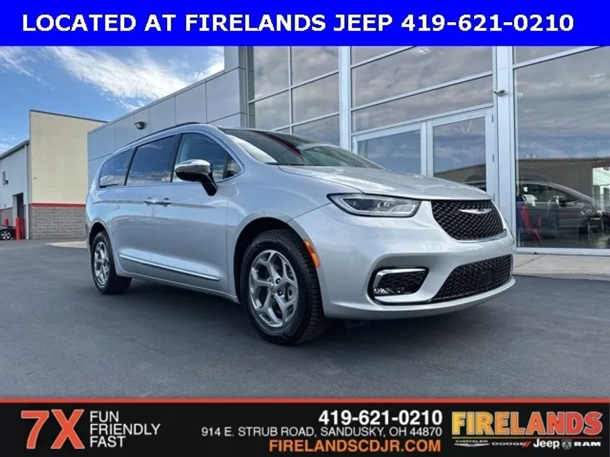 2023 Chrysler Pacifica Limited photo 1