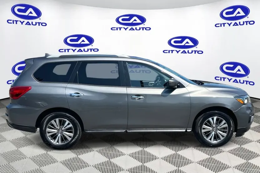 2019 Nissan Pathfinder SV photo 1