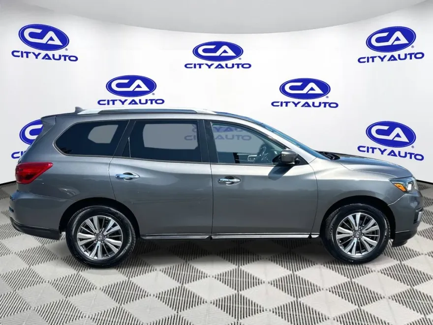 2019 Nissan Pathfinder SV photo 1
