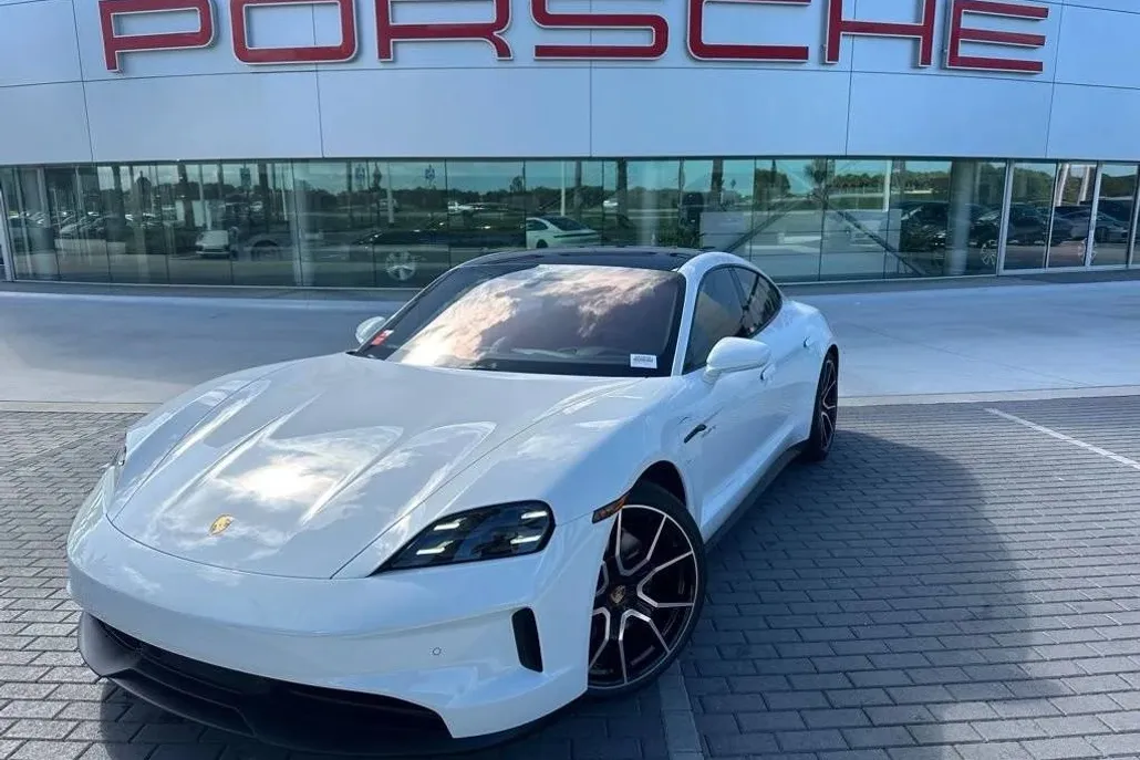 2025 Porsche Taycan 4S photo 1