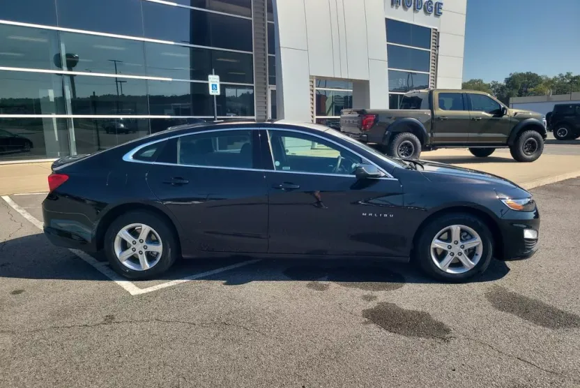 2024 Chevrolet Malibu 1LT photo 1