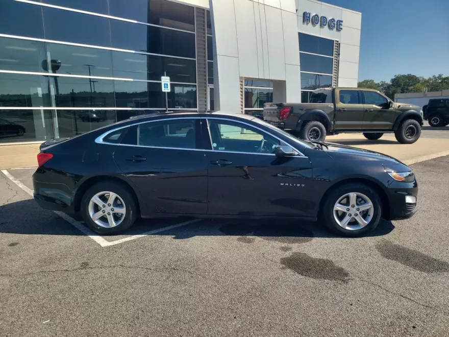 2024 Chevrolet Malibu 1LT photo 1