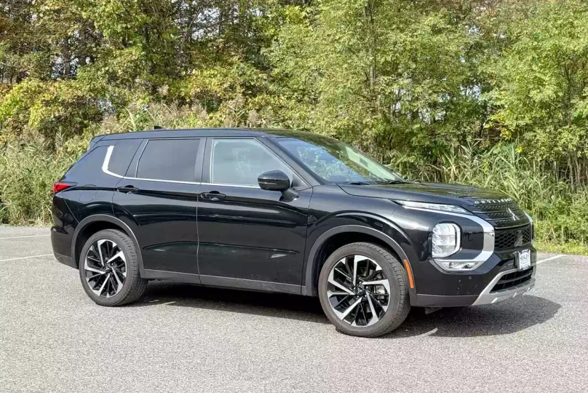 2024 Mitsubishi Outlander photo 1