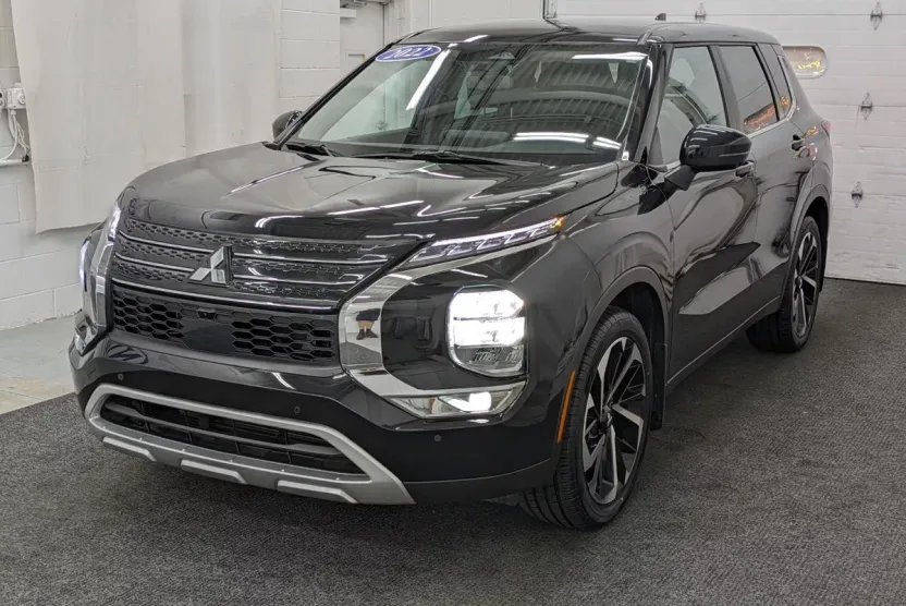 2022 Mitsubishi Outlander SE photo 1