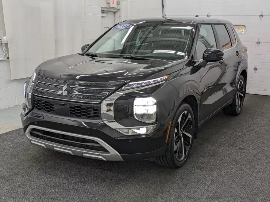 2022 Mitsubishi Outlander SE photo 1