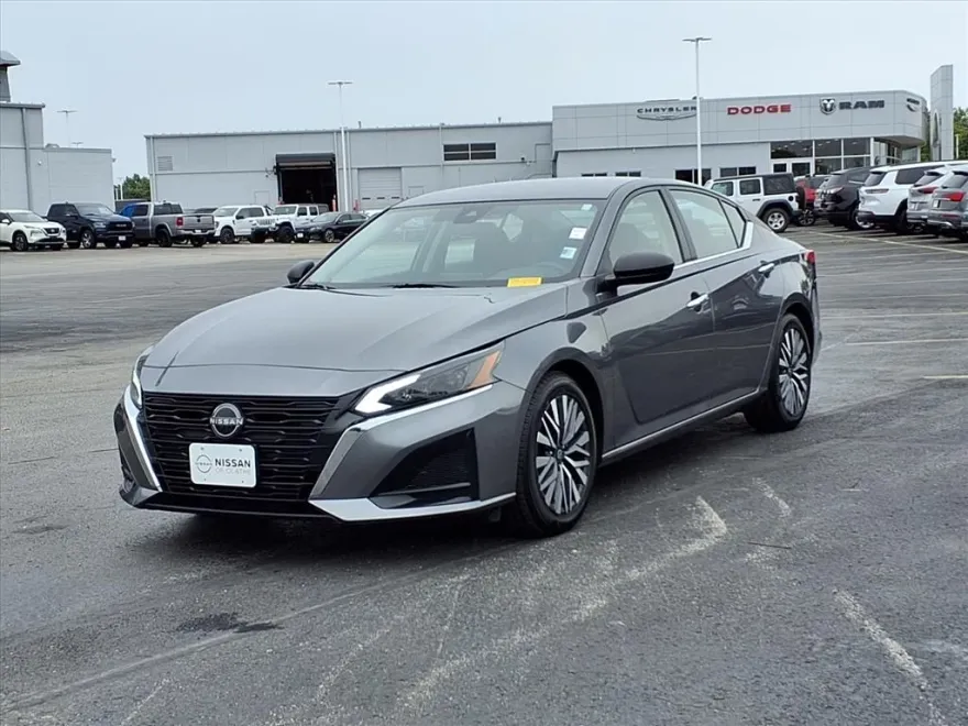 2024 Nissan Altima 2.5 SV photo 1