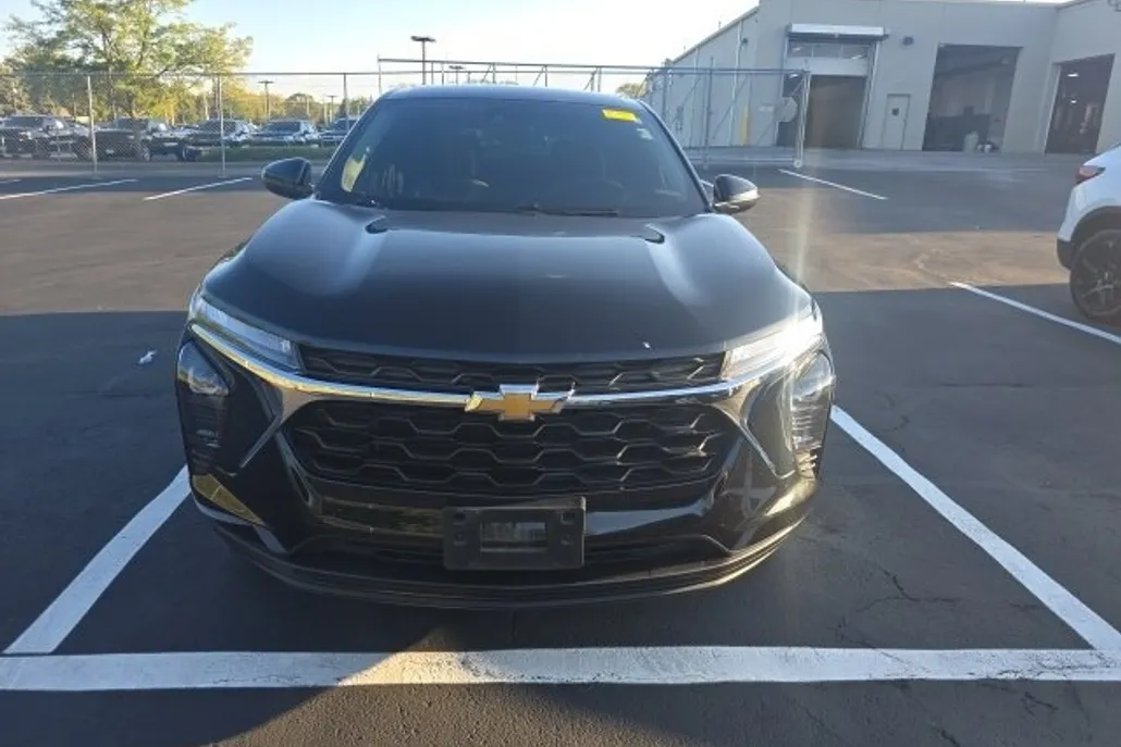 2024 Chevrolet Trax LS photo 1