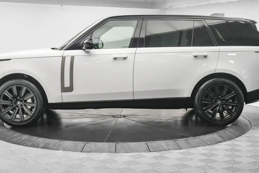 2023 Land Rover Range Rover SE photo 1