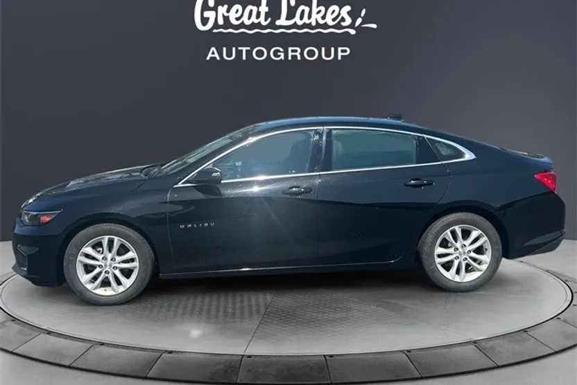 2017 Chevrolet Malibu 1LT photo 1