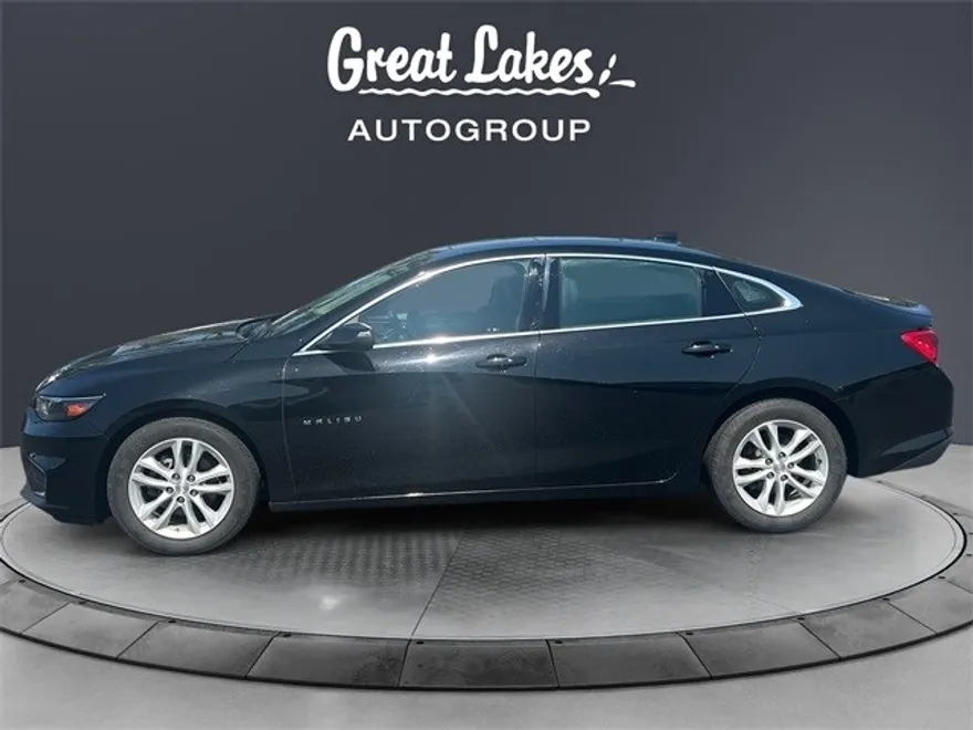 2017 Chevrolet Malibu 1LT photo 1