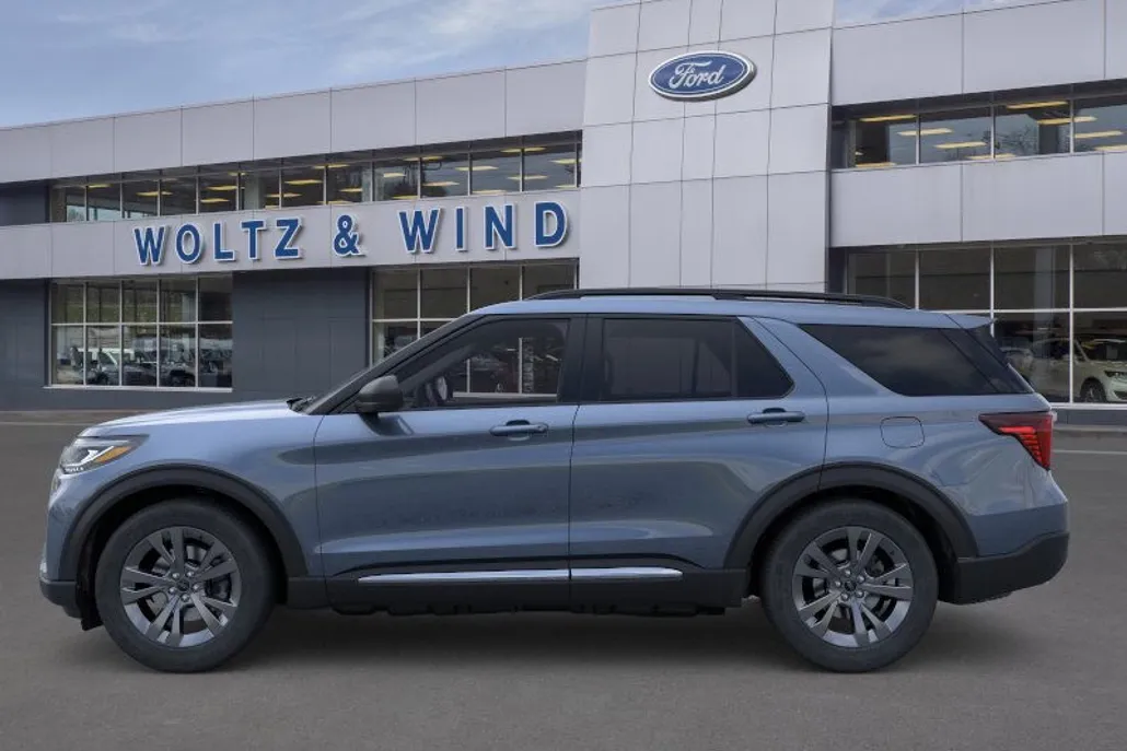 2025 Ford Explorer photo 1
