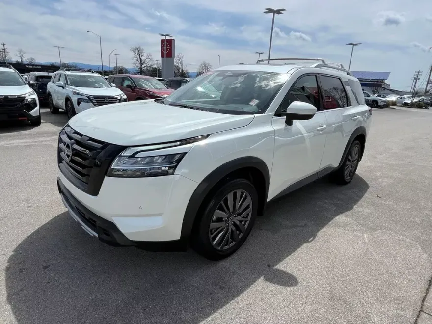 2024 Nissan Pathfinder SL photo 1
