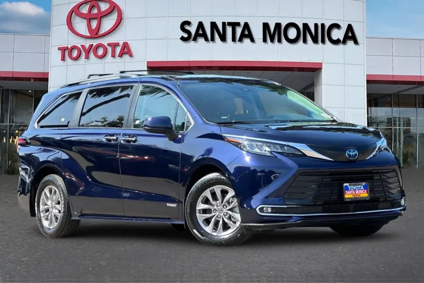 2021 Toyota Sienna XLE photo 1