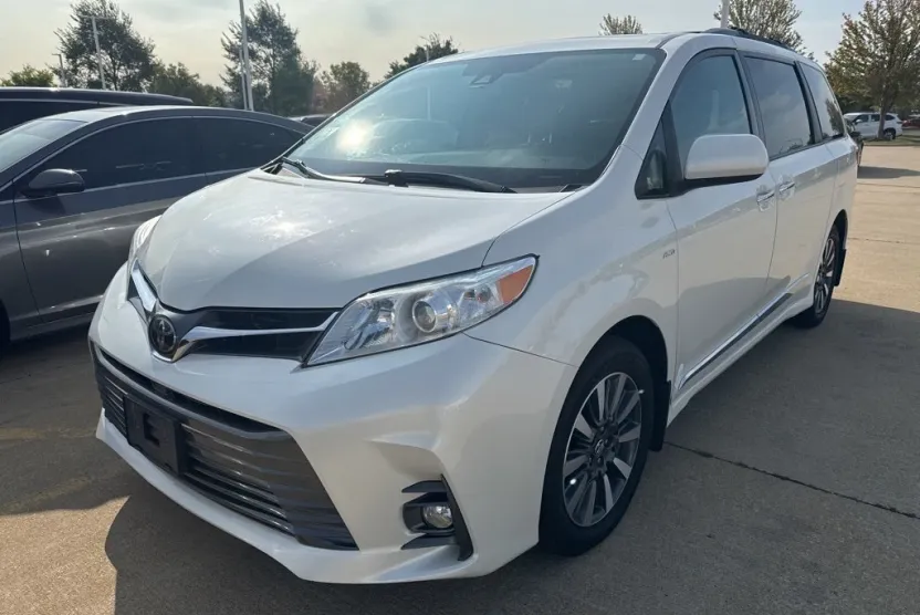 2018 Toyota Sienna XLE Limited Premium photo 1
