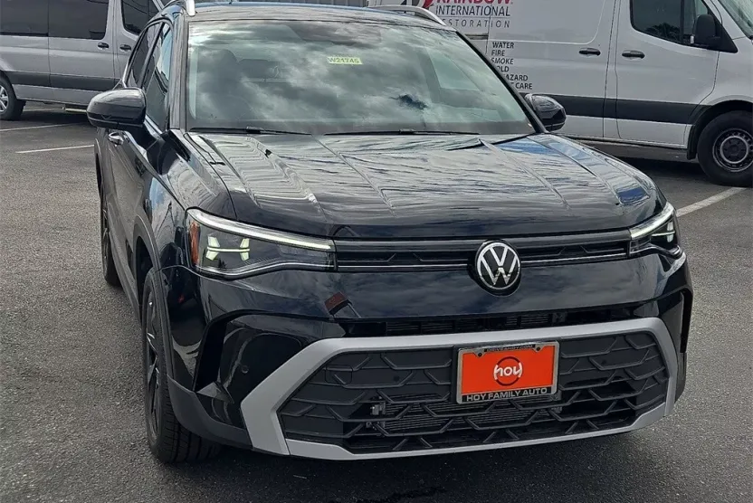 2025 Volkswagen Taos SE photo 1