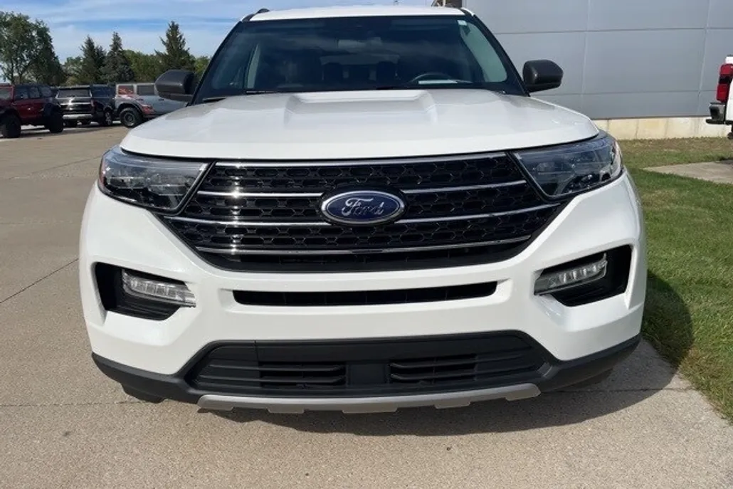 2023 Ford Explorer XLT photo 1