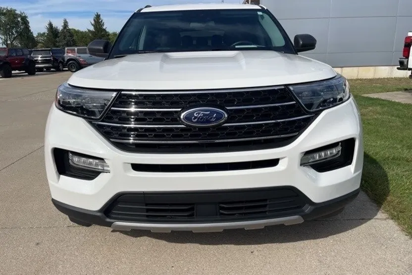 2023 Ford Explorer XLT photo 1