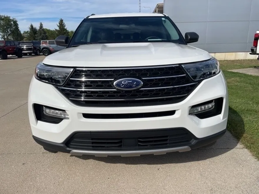 2023 Ford Explorer XLT photo 1