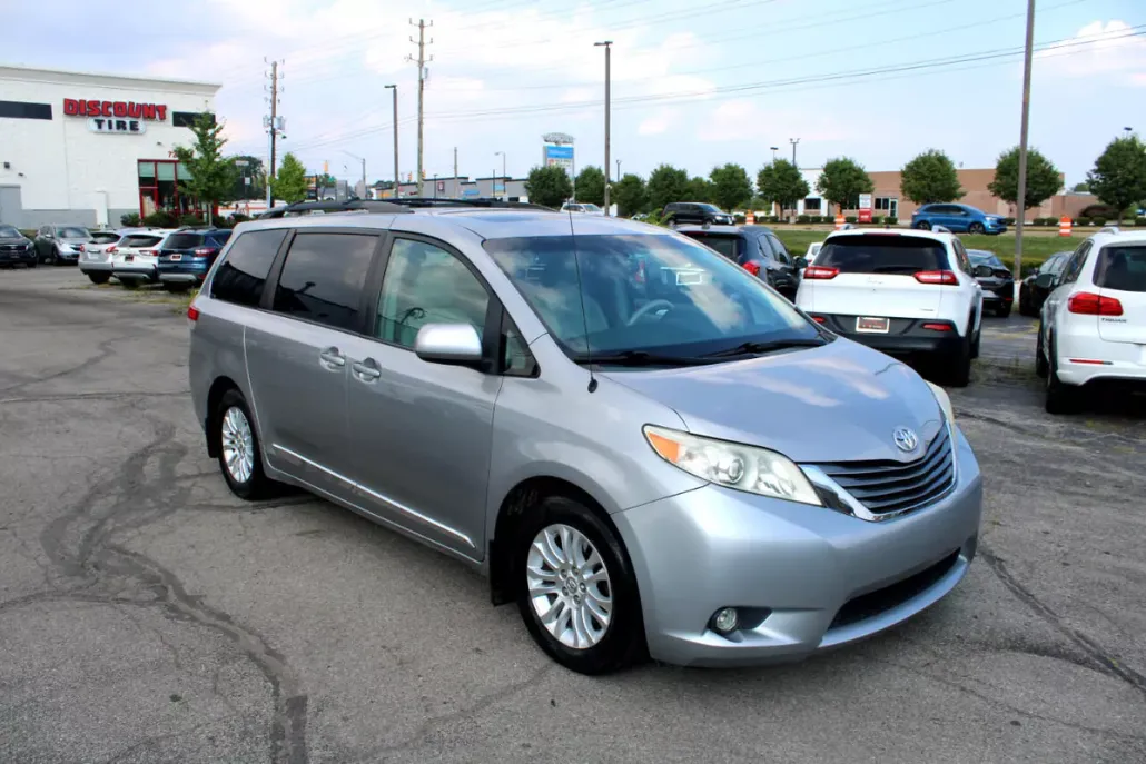 2012 Toyota Sienna XLE photo 1