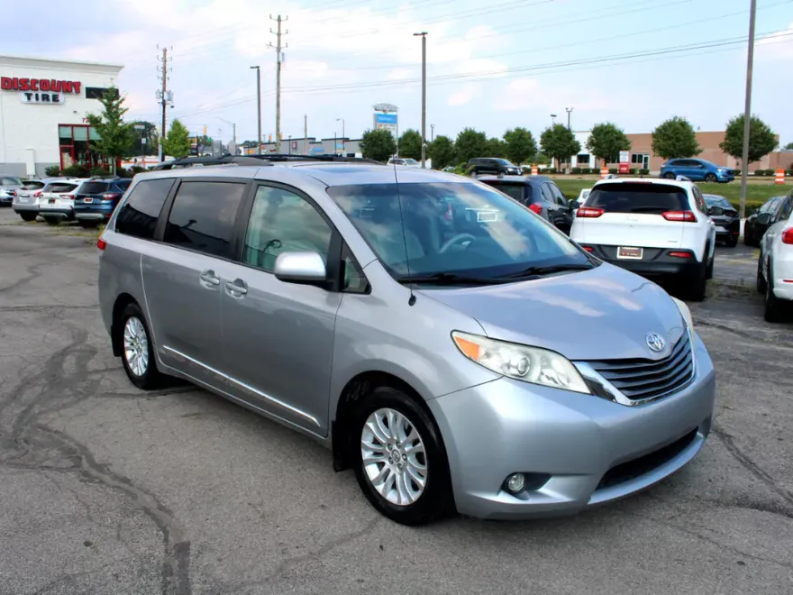 2012 Toyota Sienna XLE photo 1