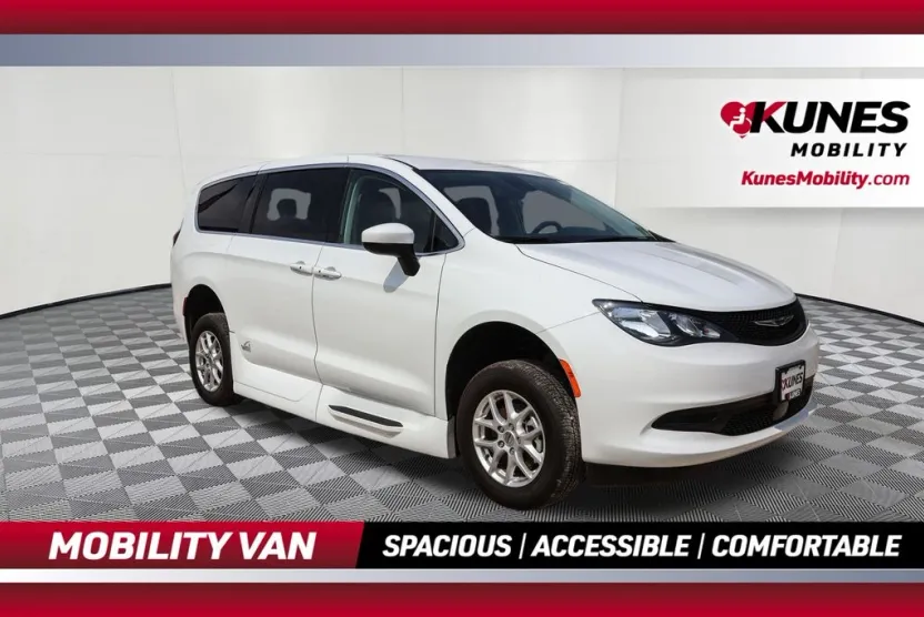 2023 Chrysler Voyager LX photo 1