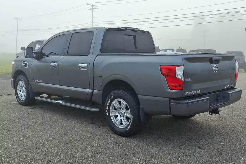 2017 Nissan Titan SV photo 1