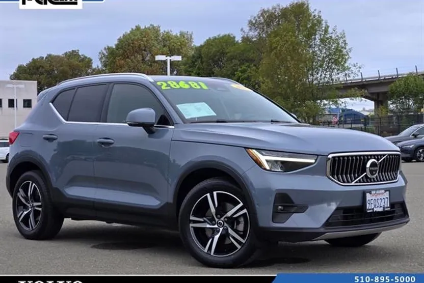 2023 Volvo XC40 Plus photo 1