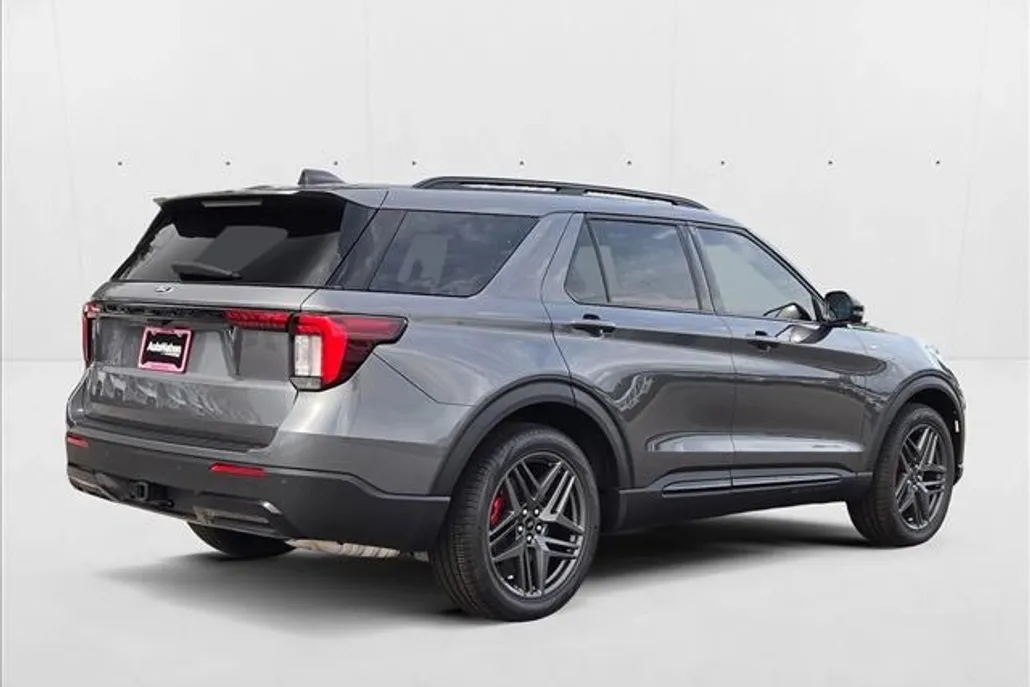 2025 Ford Explorer ST-Line photo 1