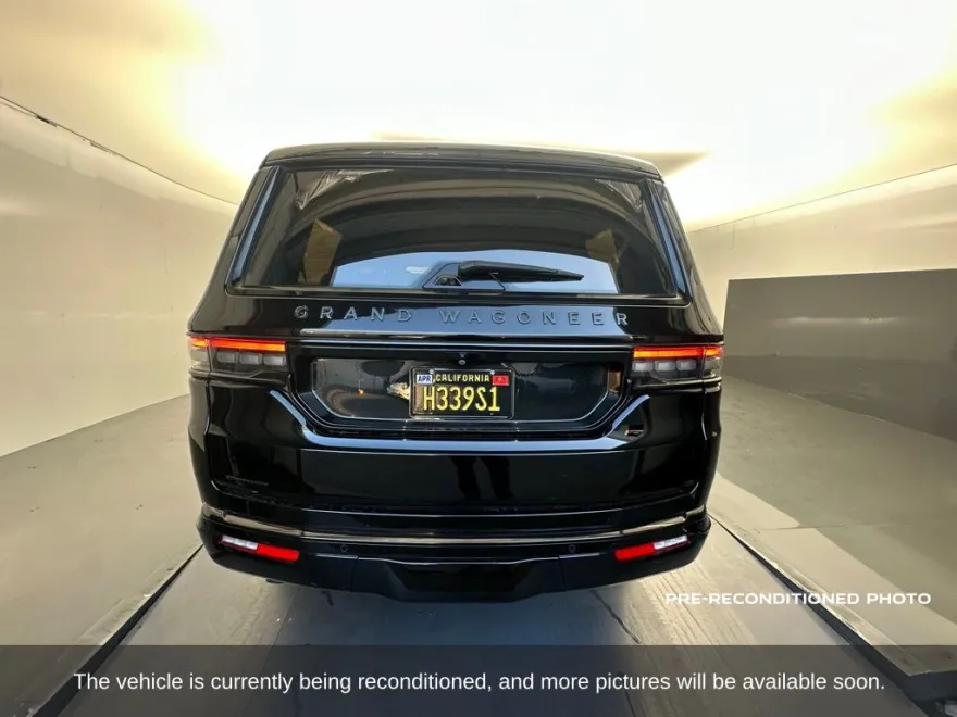 2023 Jeep Grand Wagoneer II photo 1