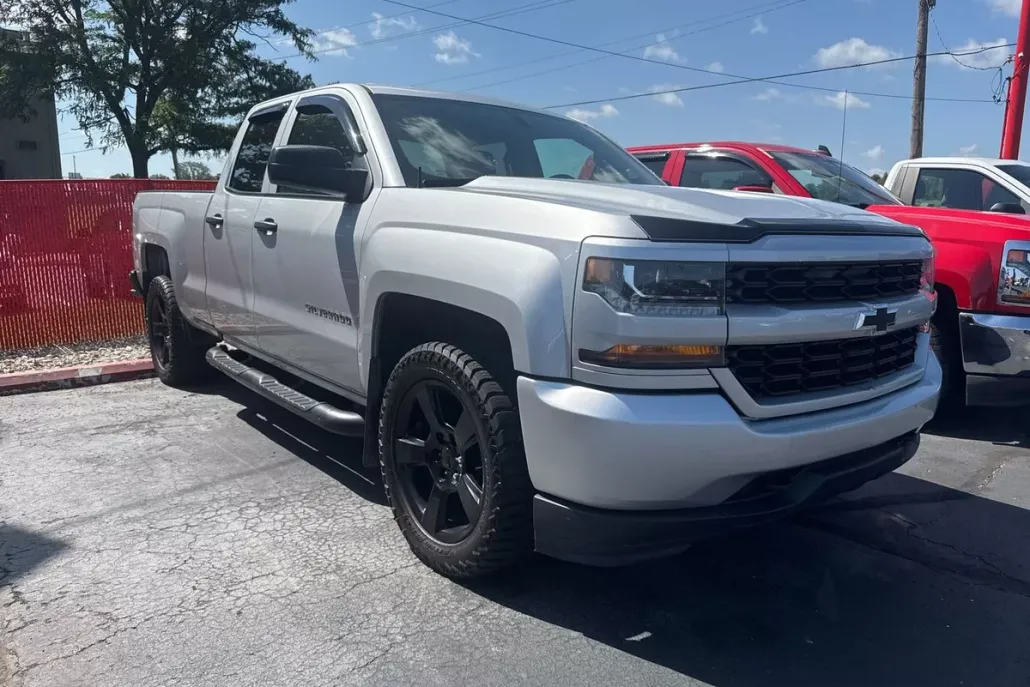 2017 Chevrolet Silverado 1500 Custom photo 1