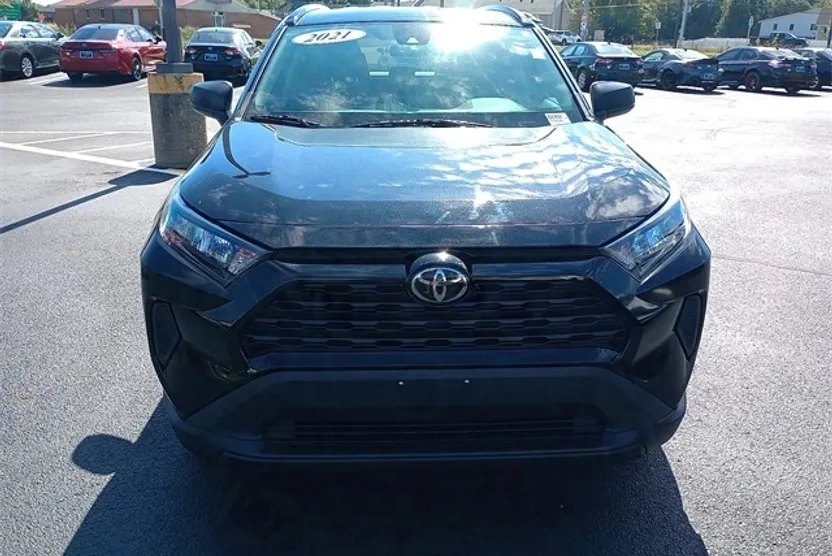 2021 Toyota RAV4 LE photo 1