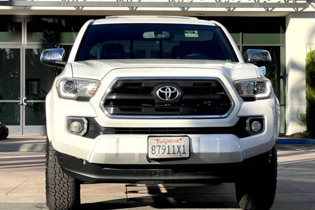 2016 Toyota Tacoma LE photo 1