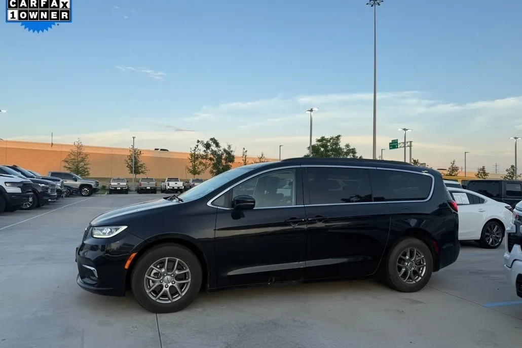 2021 Chrysler Pacifica Touring photo 1