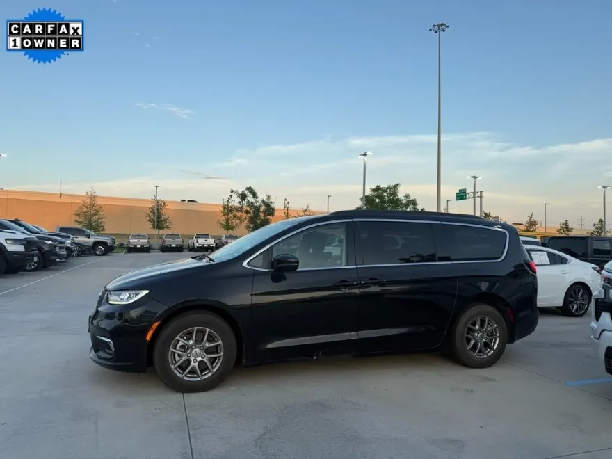 2021 Chrysler Pacifica Touring photo 1