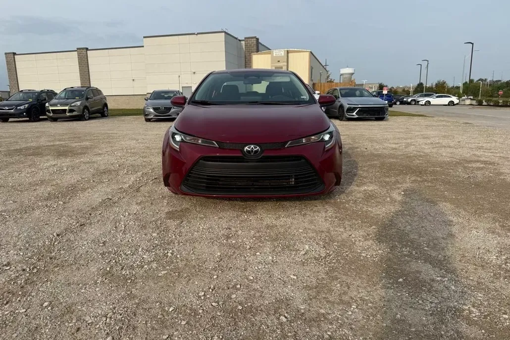 2023 Toyota Corolla LE photo 1