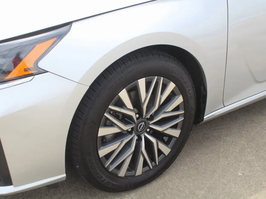2023 Nissan Altima 2.5 SV photo 1