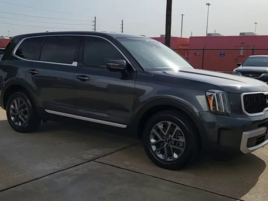 2024 Kia Telluride LX photo 1