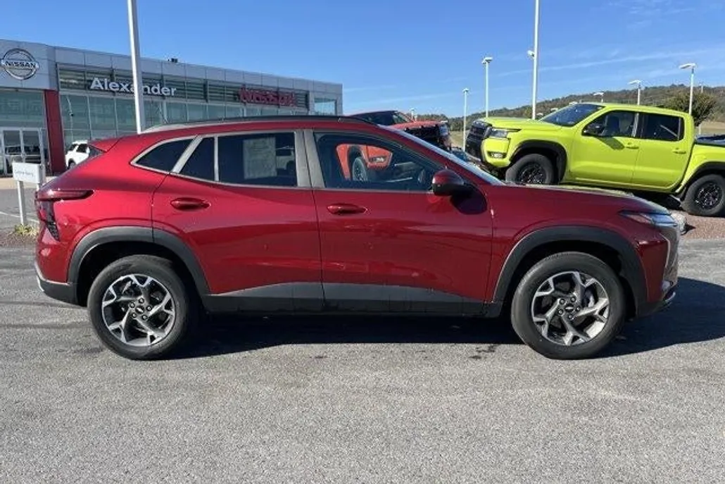2024 Chevrolet Trax LT photo 1