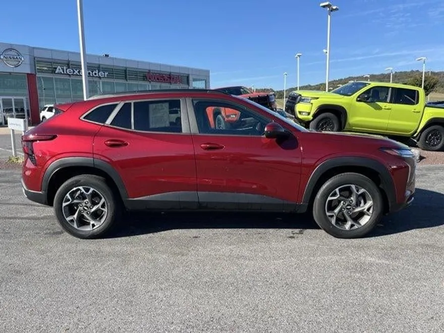 2024 Chevrolet Trax LT photo 1