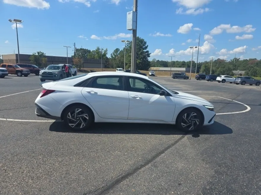 2025 Hyundai Elantra SEL Sport photo 1