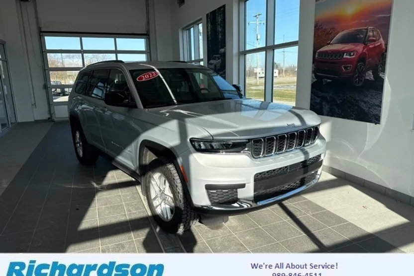 2022 Jeep Grand Cherokee Laredo photo 1