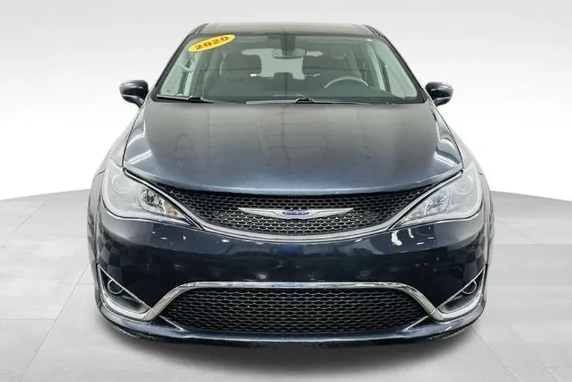 2020 Chrysler Pacifica Touring photo 1